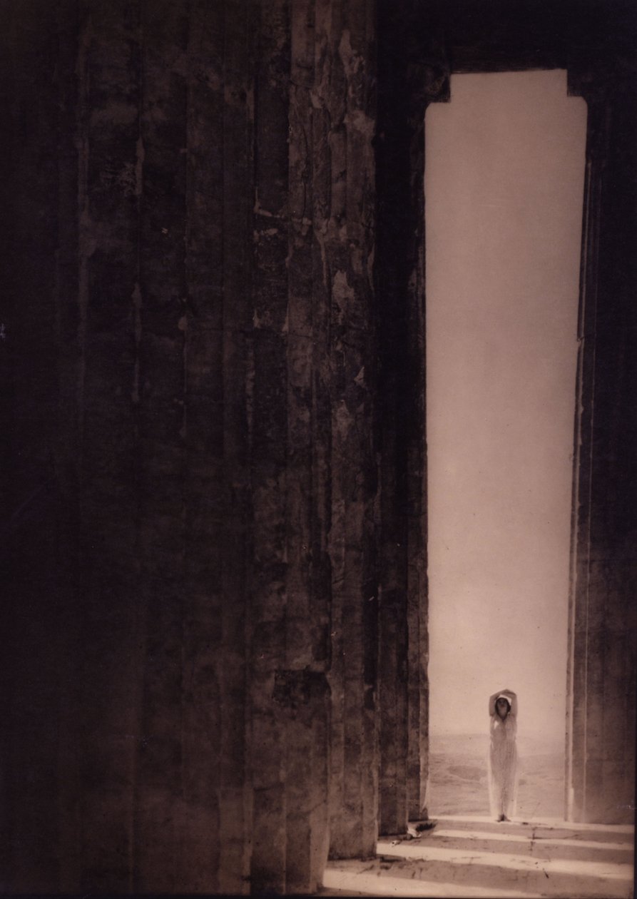 Isadora Duncan w Partenonie, Ateny autorstwa Edward Jean Steichen