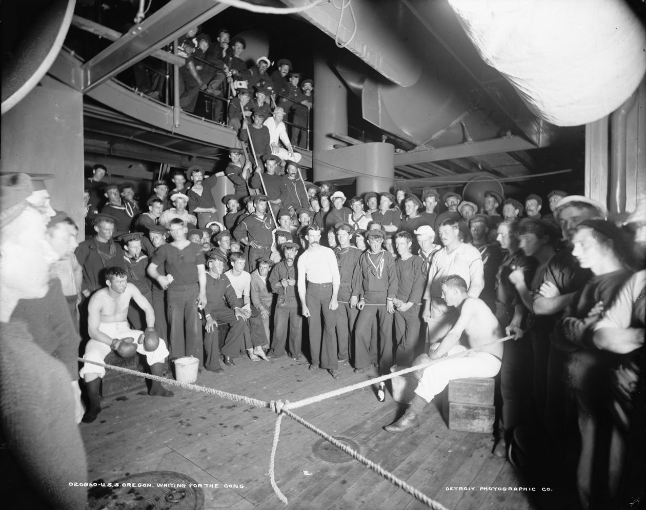 USA Oregon w oczekiwaniu na gong, 1896-1901 autorstwa Edward H. Hart