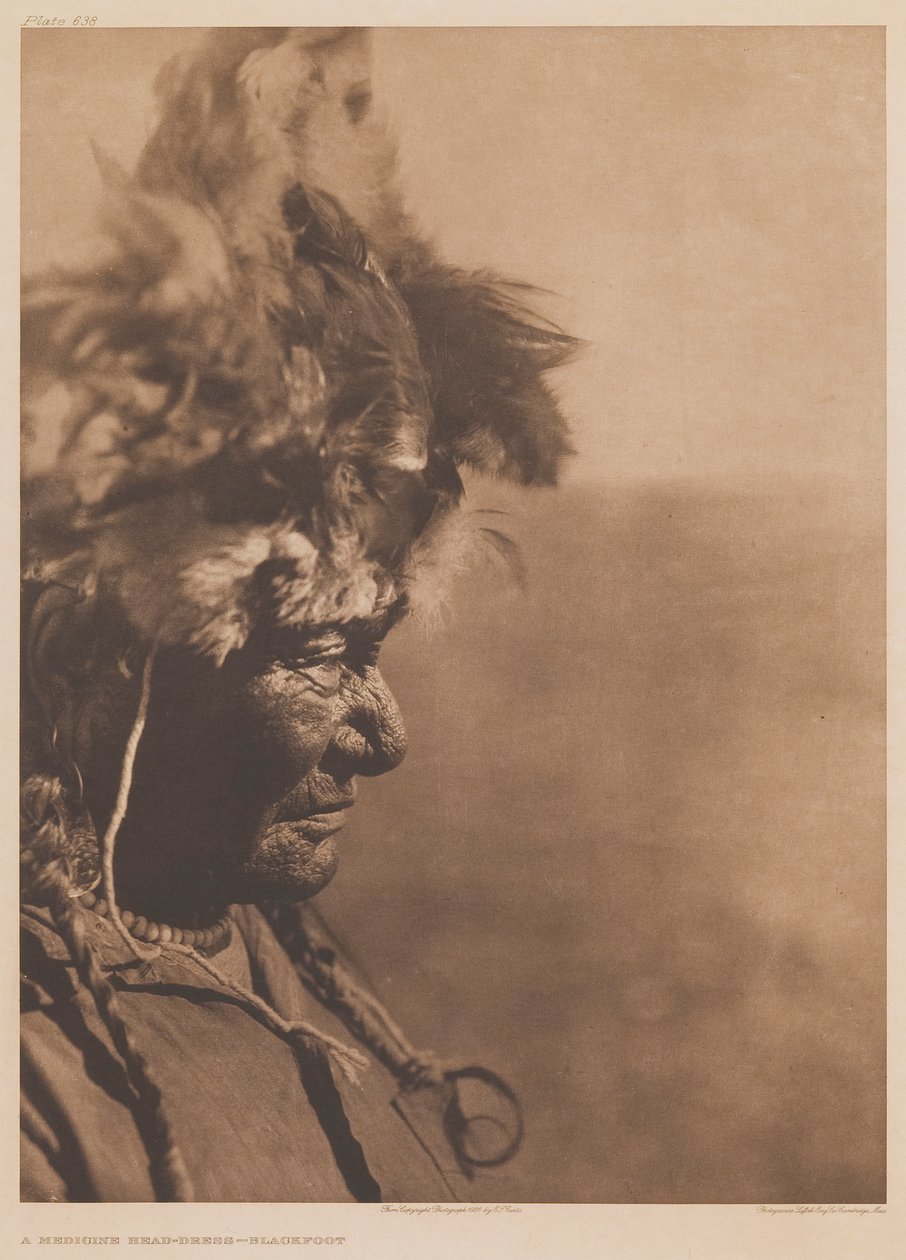 Indiański nakrycie głowy — plemię Blackfoot autorstwa Edward S. Curtis