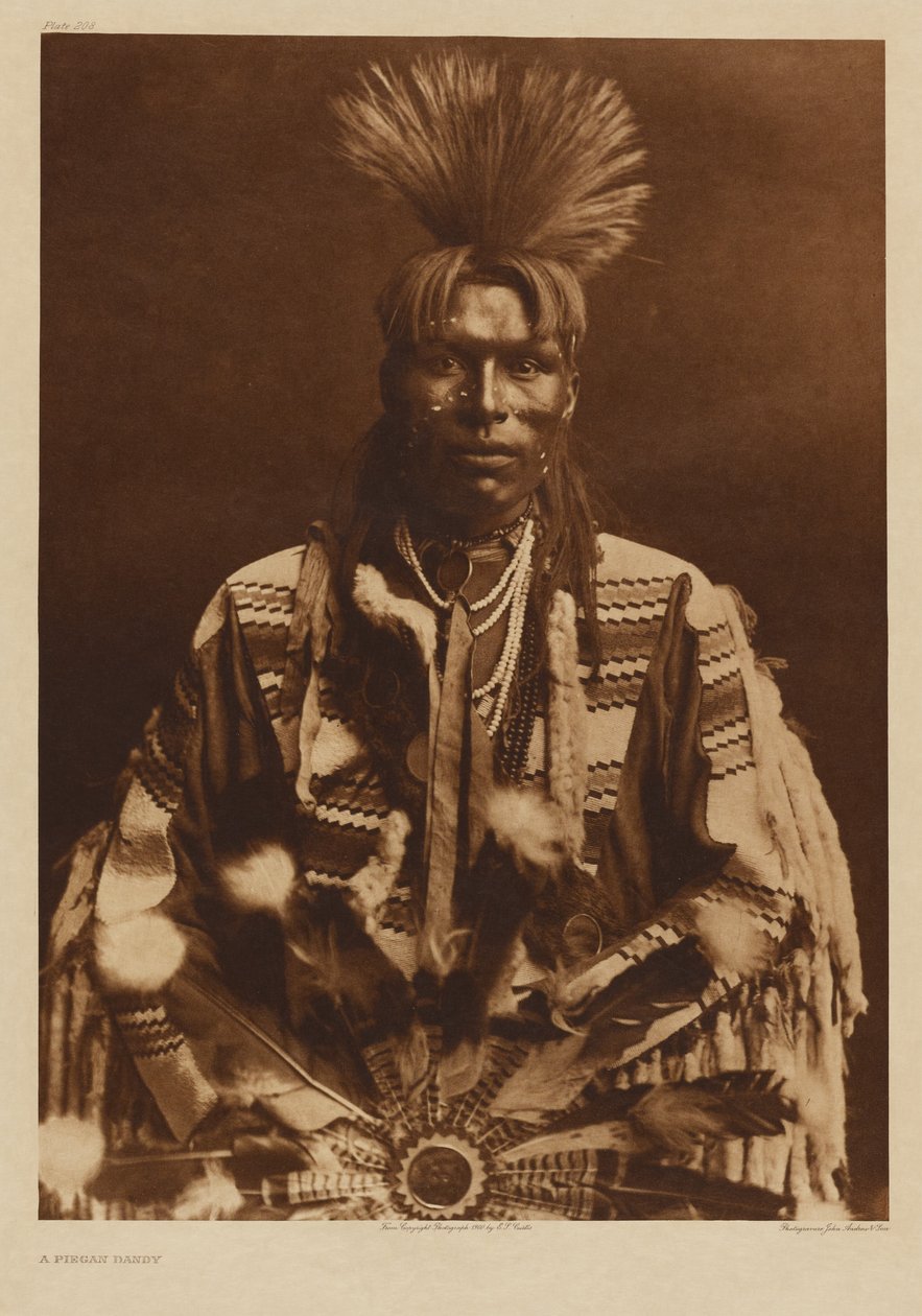 [Mężczyzna z plemienia Piikani w tradycyjnym stroju] autorstwa Edward S. Curtis