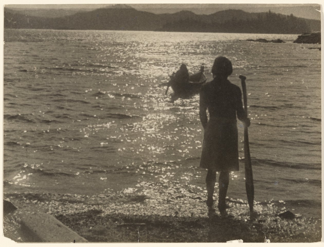 Wzdłuż mglistej miedzianej ścieżki autorstwa Edward S. Curtis