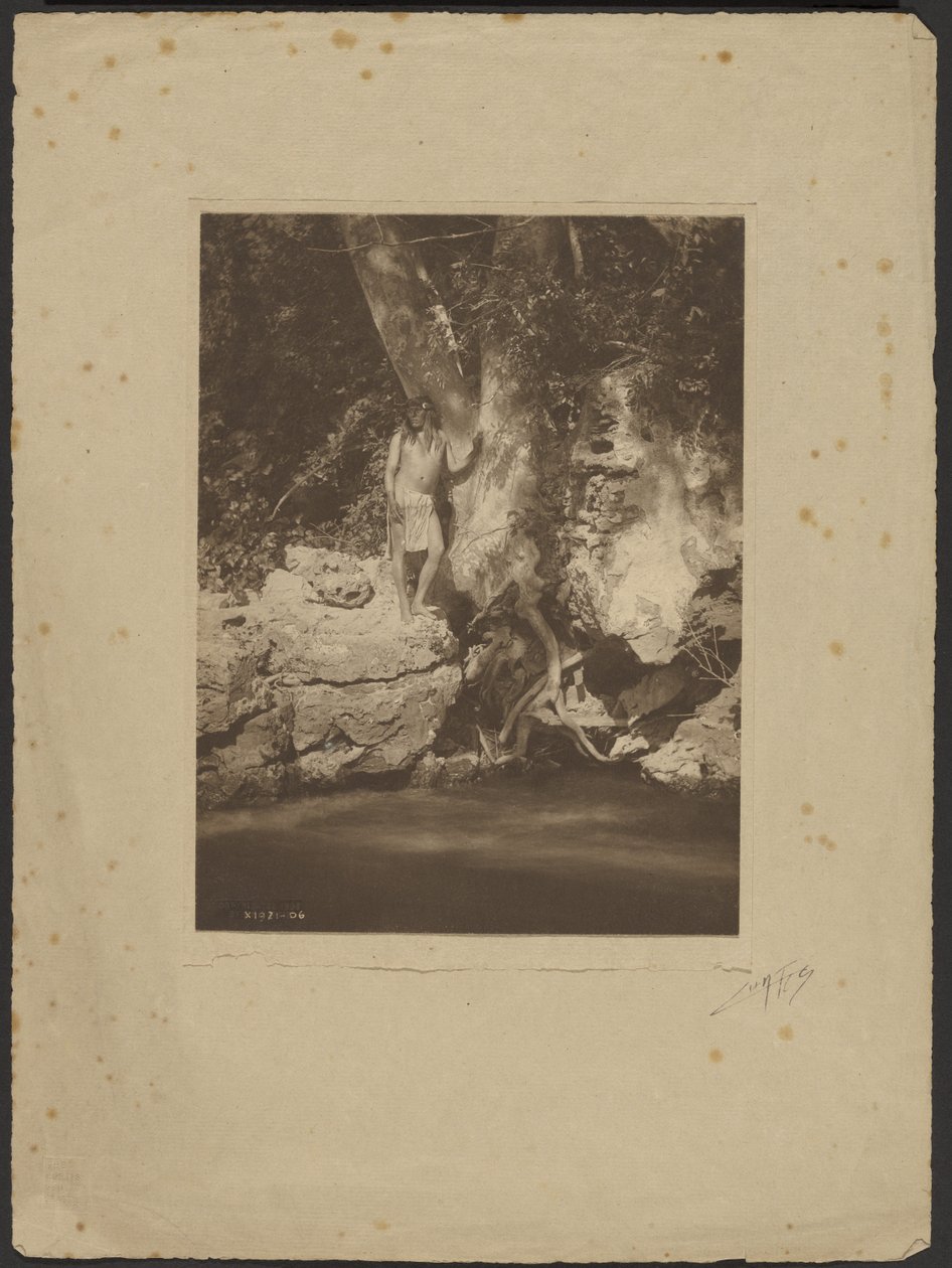 Apache-Black River (przy jaworze) autorstwa Edward S. Curtis