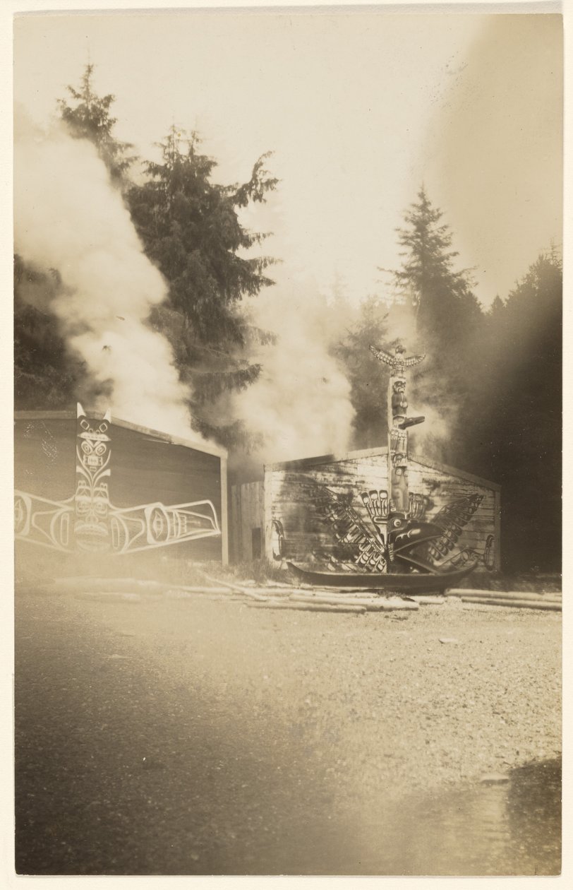 [Gdy jaskrawe płomienie wzniosły się wyżej, pomalowały na karmazynowo morze ścielące się u stóp widmowego lasu]. autorstwa Edward S. Curtis