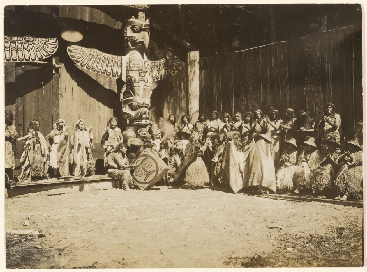 [Wzdłuż ścian stłoczyła się różnorodna rzesza wojowników i ich żon] autorstwa Edward S. Curtis