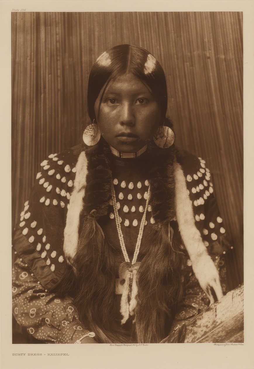 Dusty Dress - Kalispel autorstwa Edward S. Curtis