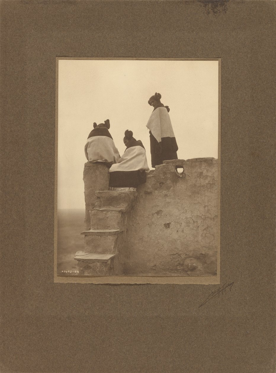 [Hopi, obserwujący tancerzy] autorstwa Edward S. Curtis