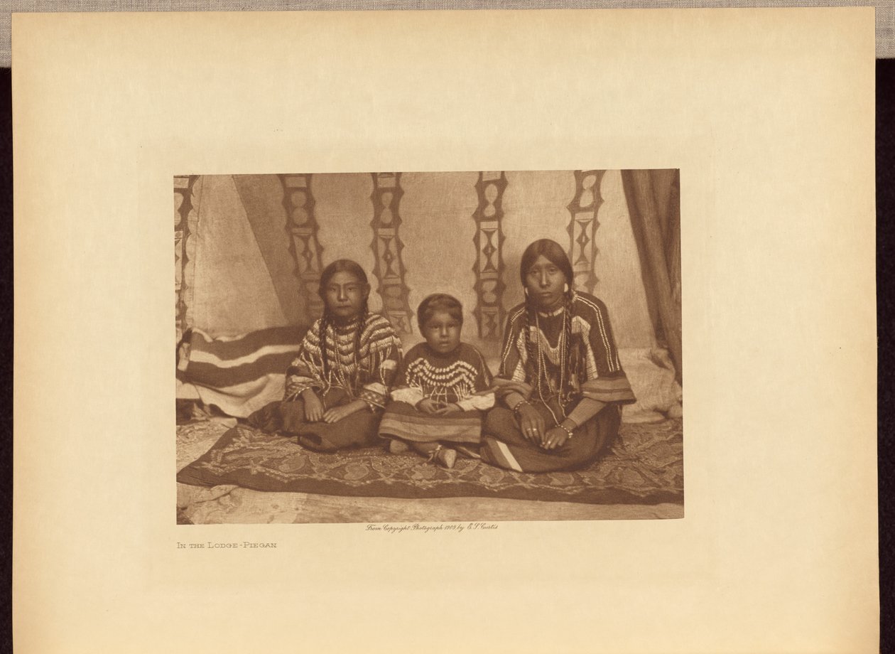 W Lodge - Piegan autorstwa Edward S. Curtis