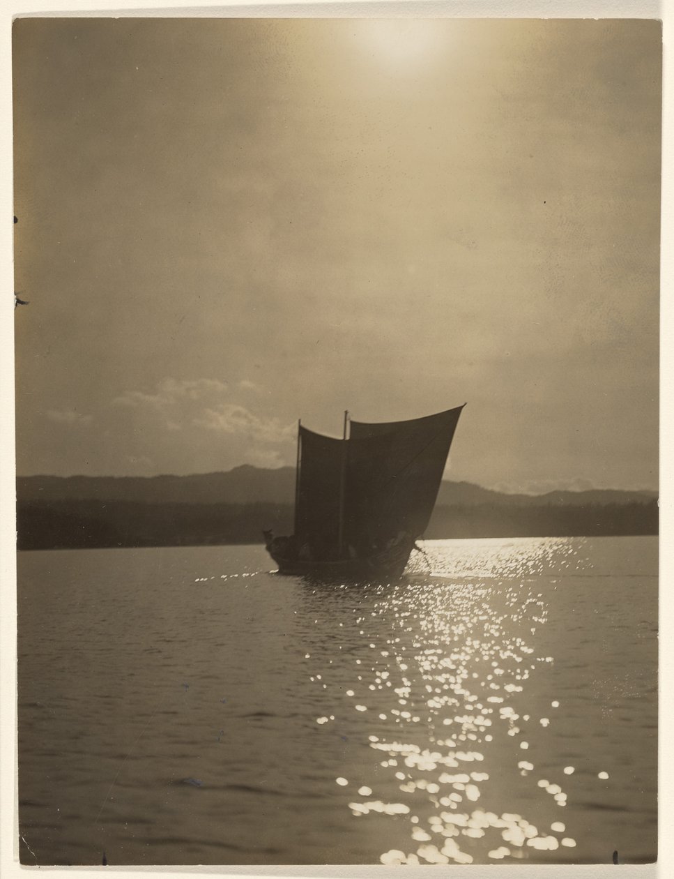 [W szarym świetle świtu wojownicy z plemienia Yaklus odwrócili się] autorstwa Edward S. Curtis