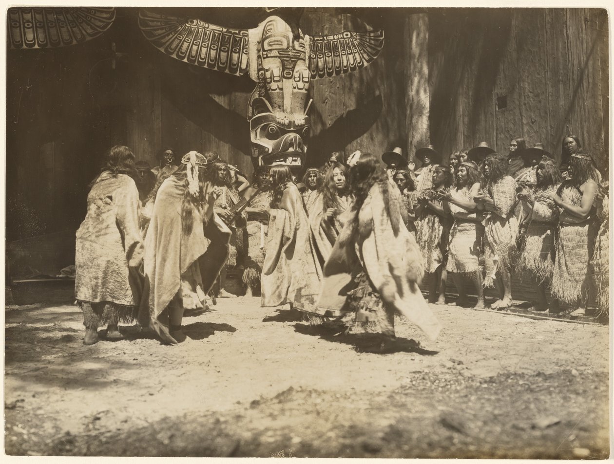 [Naida tańczy Taniec życia i śmierci] autorstwa Edward S. Curtis