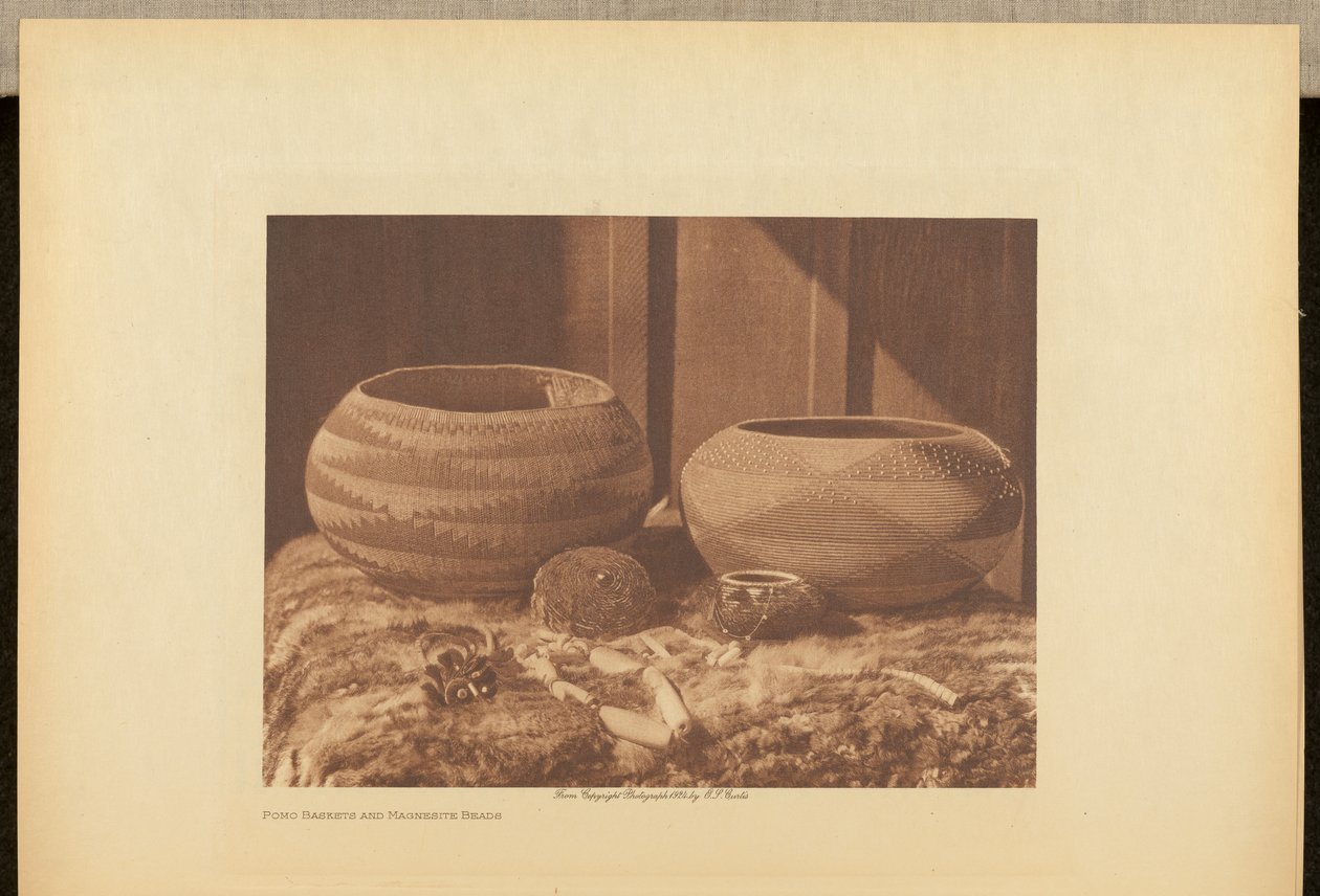 Kosze Pomo i koraliki magnezytowe autorstwa Edward S. Curtis