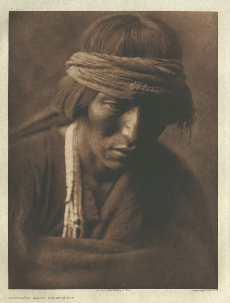 Portfolio I, płytka 35: Medyk Hastobíga-Navaho - człowiek autorstwa Edward S. Curtis