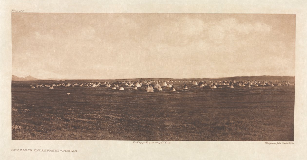 Portfolio VI, Tablica 192: Obóz Tańca Słońca – Piegan autorstwa Edward S. Curtis