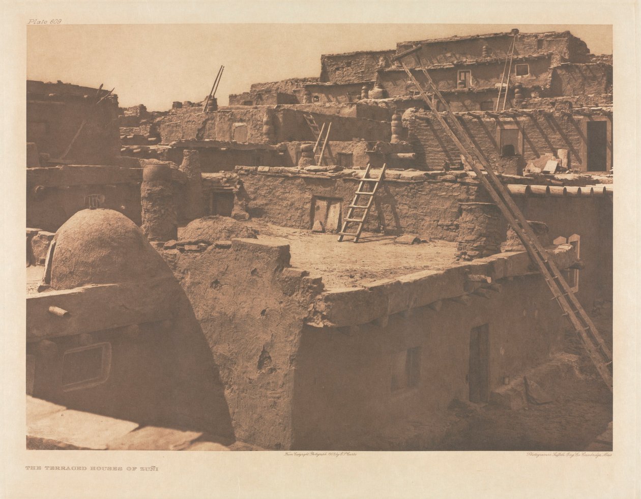 Portfolio XVII, plansza 609: Domy szeregowe w Zuñi autorstwa Edward S. Curtis