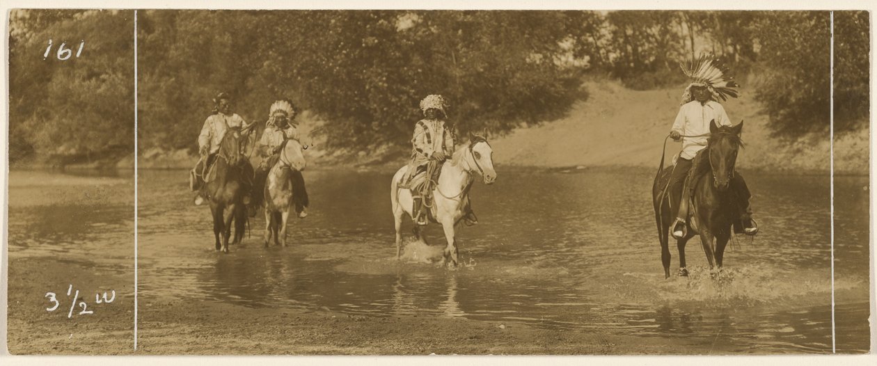 [Jeźdźcy nad strumieniem] autorstwa Edward S. Curtis