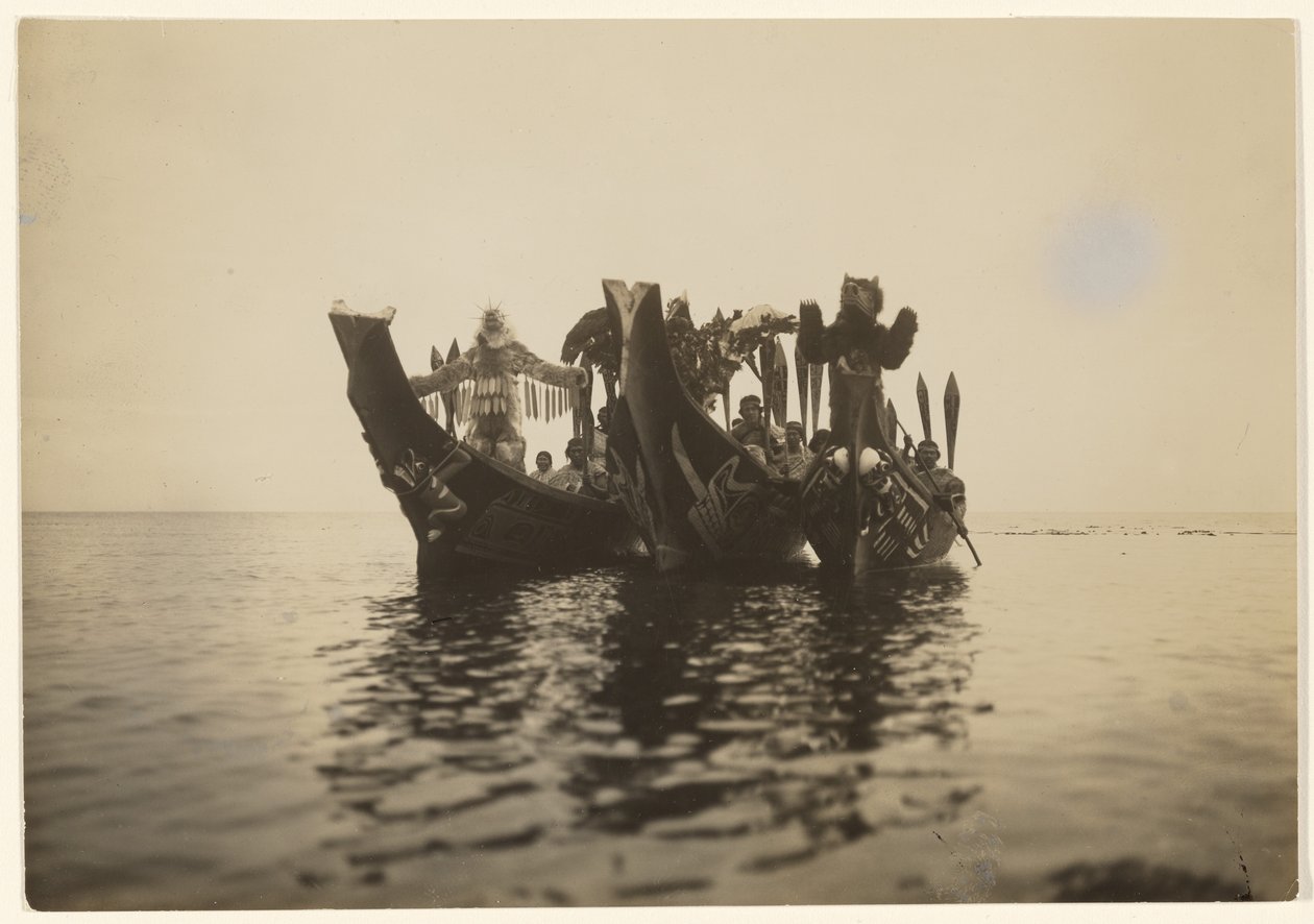 [Wkrótce usłyszymy ich pieśni dumy i przechwałek]. autorstwa Edward S. Curtis