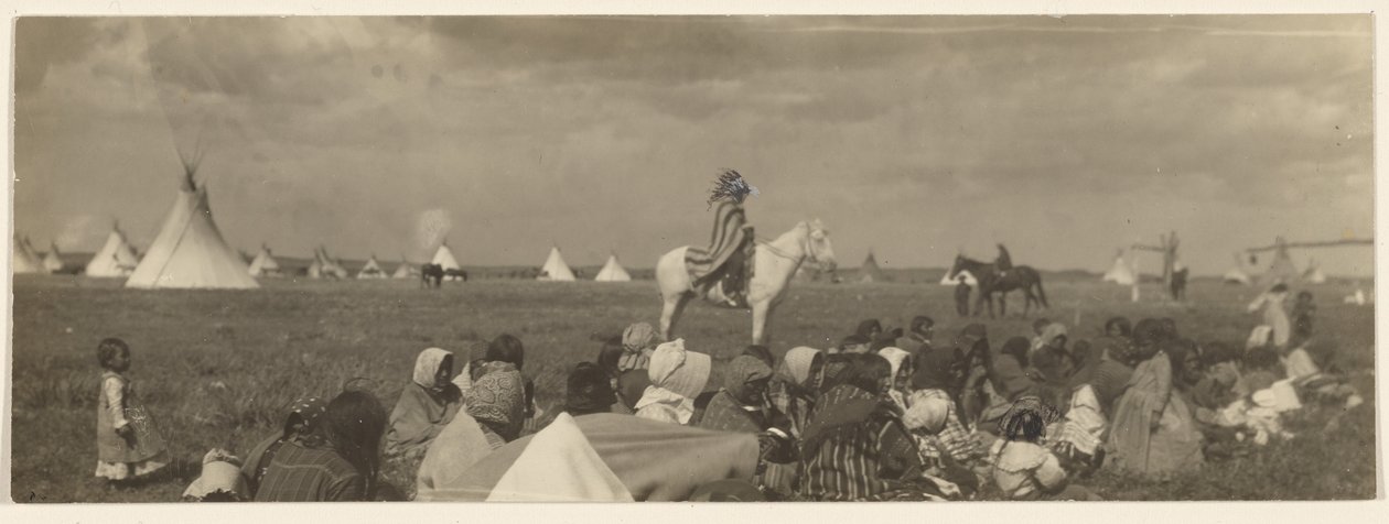 [The Crier - Piegan]. autorstwa Edward S. Curtis