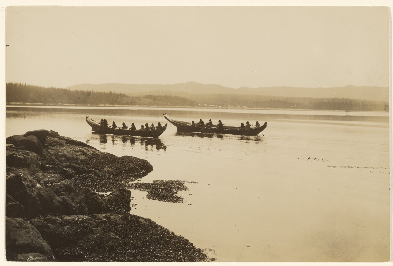 [Wojownicy, zarówno młodzi, jak i starzy, wypłynęli na swoich kajakach] autorstwa Edward S. Curtis
