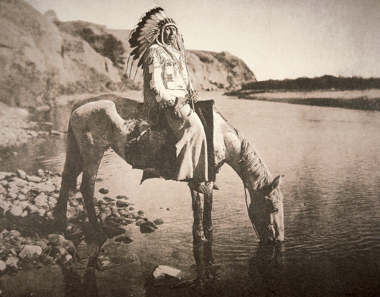 Wódz plemienia Czarnych Stóp, ok. 1907 r. (zdjęcie czarno-białe) autorstwa Edward Sheriff Curtis