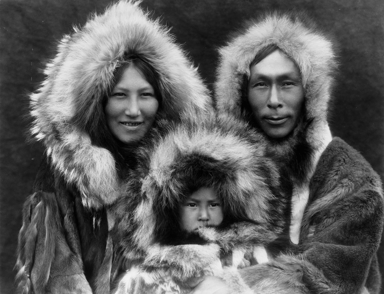 Um grupo familiar, Noatak, c.1929 (foto em preto e branco)polonês autorstwa Edward Sheriff Curtis