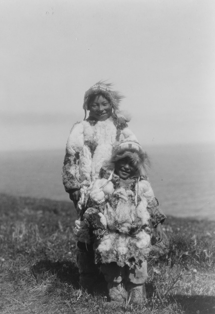 Małe dziecko i starszy Eskimos w parkach z kaczej skóry, wyspa Nunivak, Alaska, ok. 1929 r. (zdjęcie czarno-białe) autorstwa Edward Sheriff Curtis