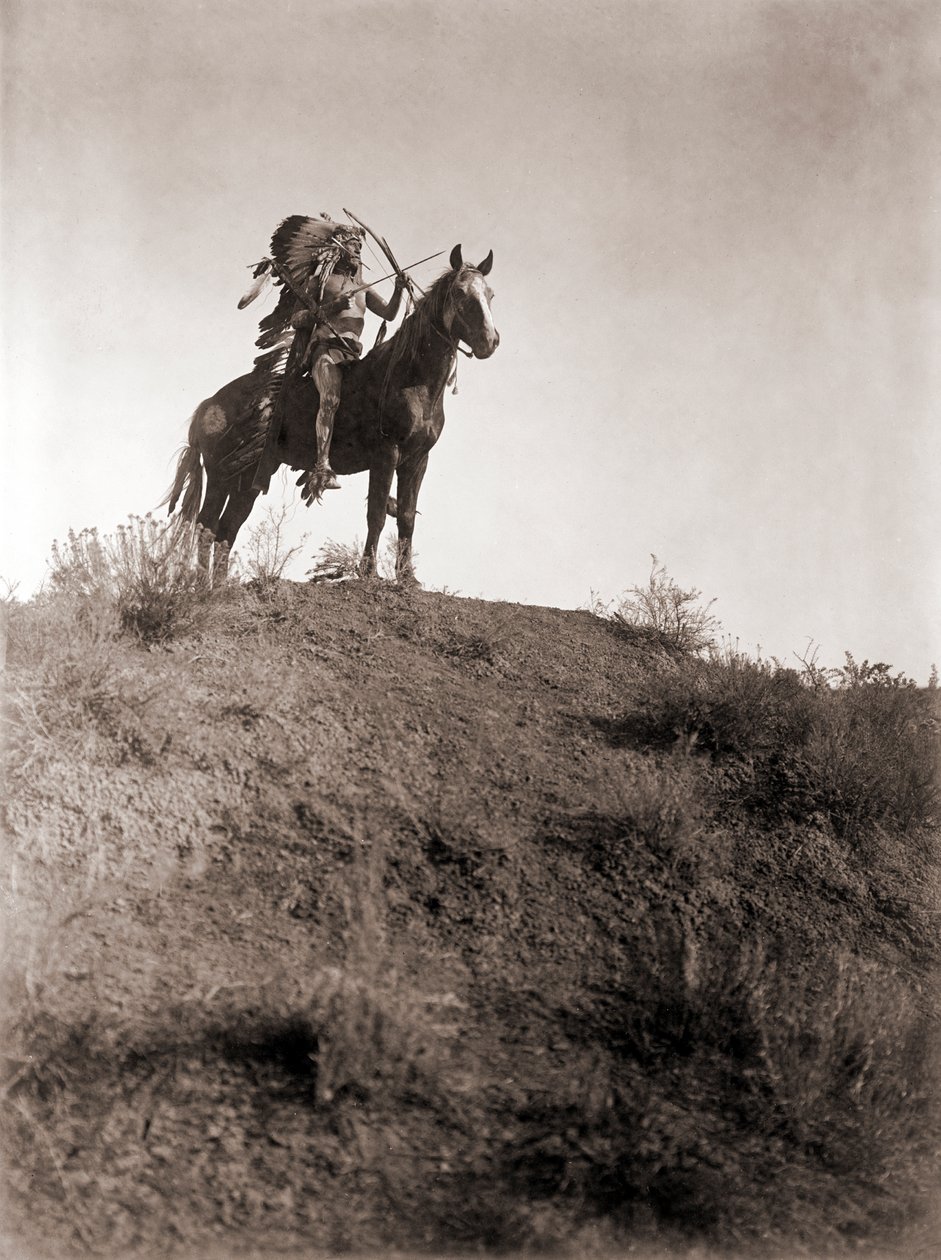 Absaroke Warrior on Horseback, Edward S. Curtis, ok. 1910 r. (srebrny nadruk) autorstwa Edward Sheriff Curtis