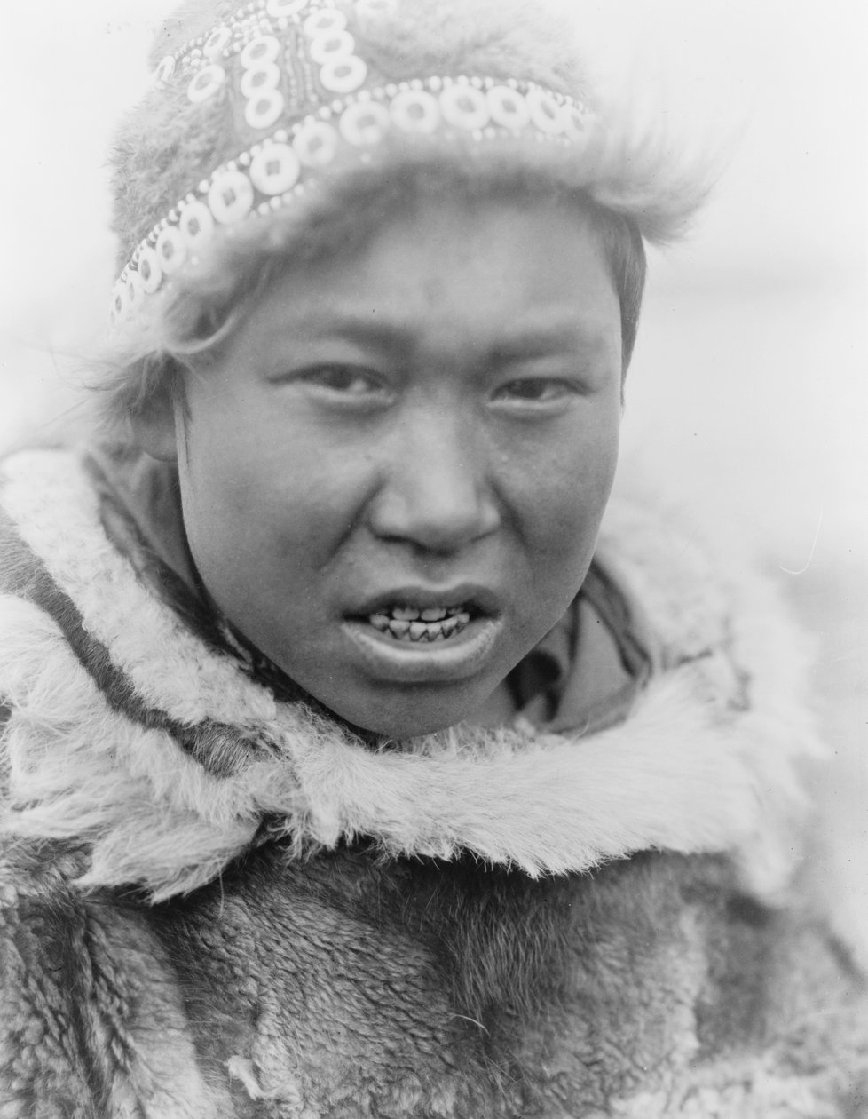 Młody Eskimos z Hooper Bay na Alasce, ok. 1929 r. (zdjęcie czarno-białe) autorstwa Edward Sheriff Curtis