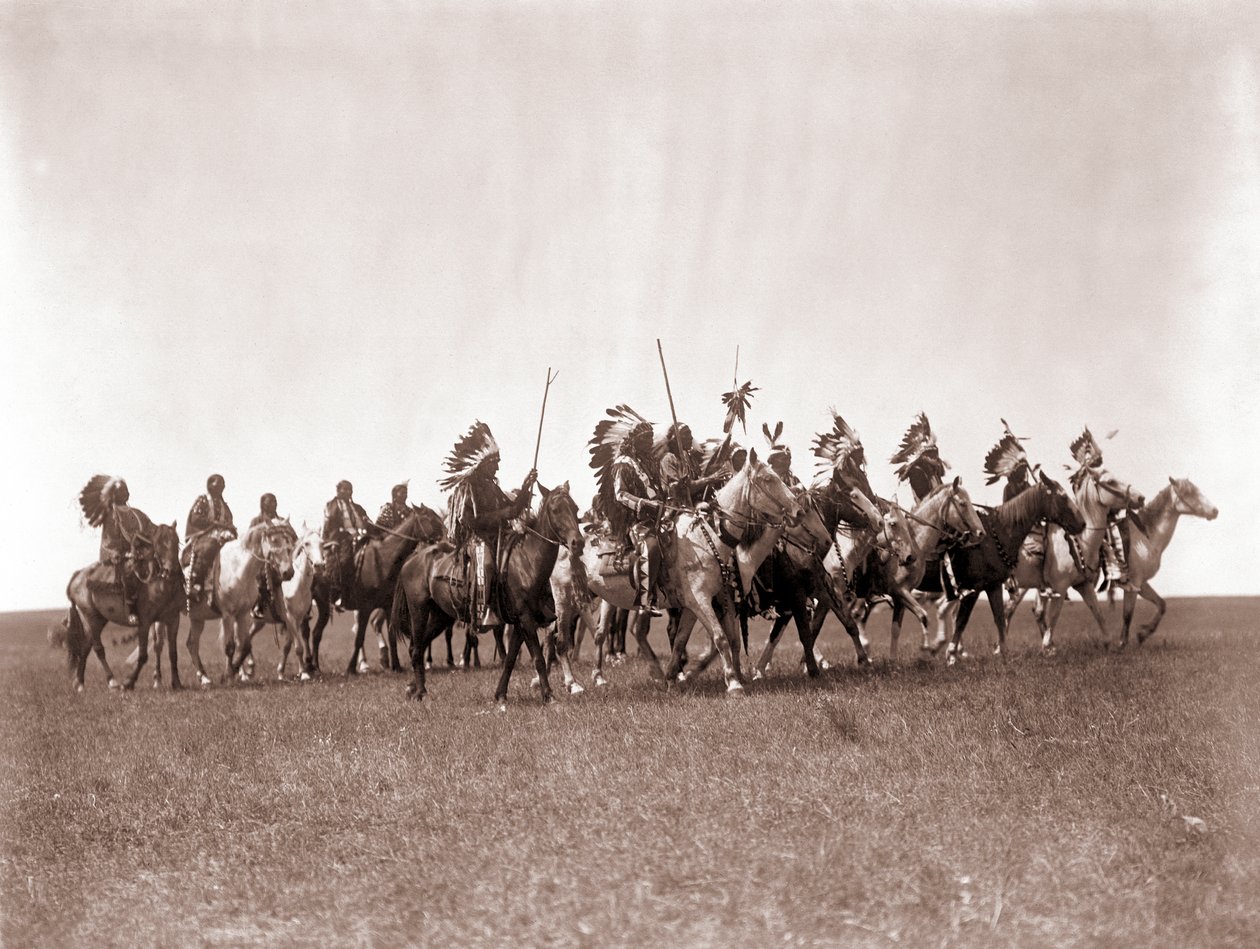 Brule Sioux War Party, Edward S. Curtis, ok. 1907 (stonowany srebrny nadruk) autorstwa Edward Sheriff Curtis