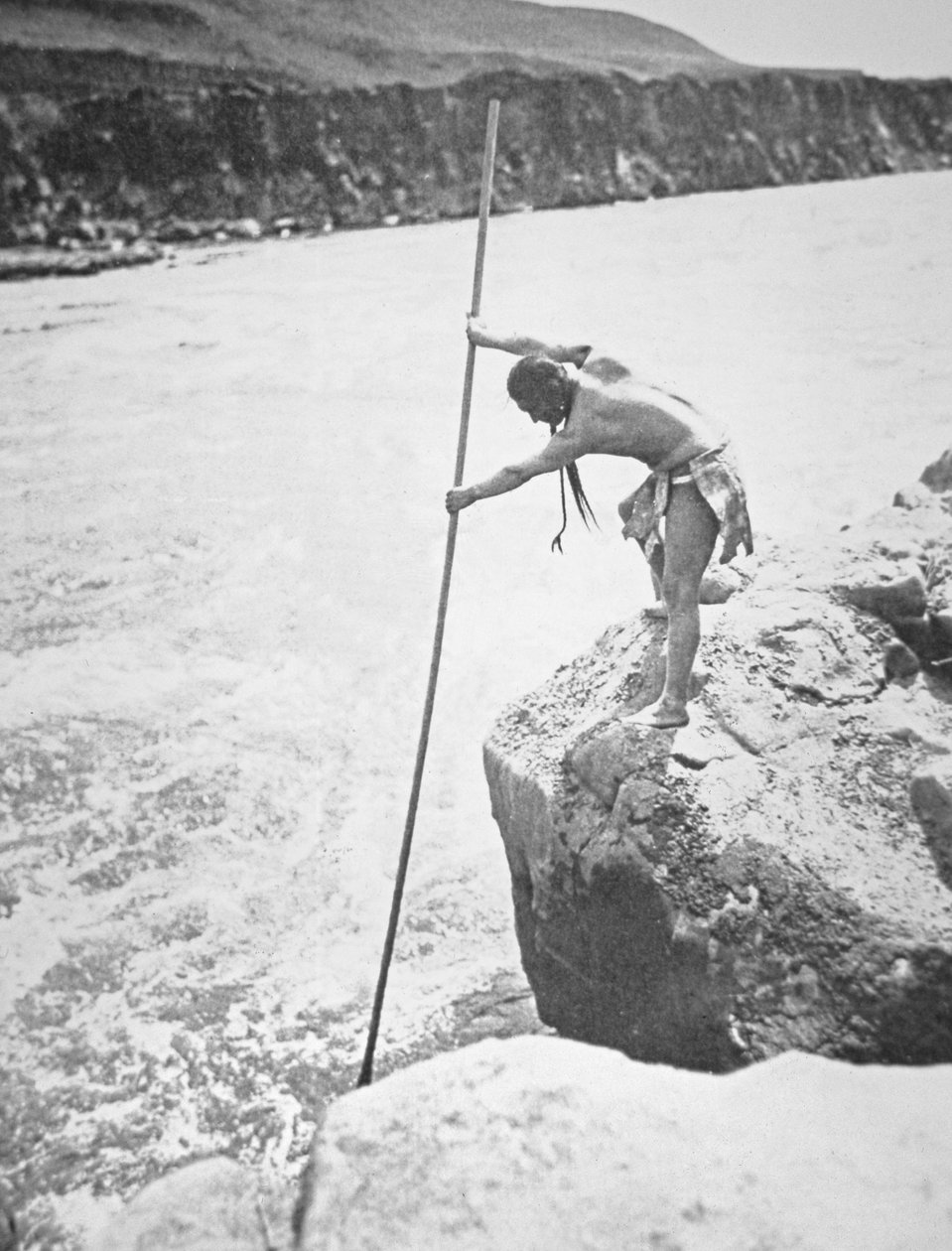 Chinook People spearing łososia w rzece Columbia (czarno-białe zdjęcie) autorstwa Edward Sheriff Curtis