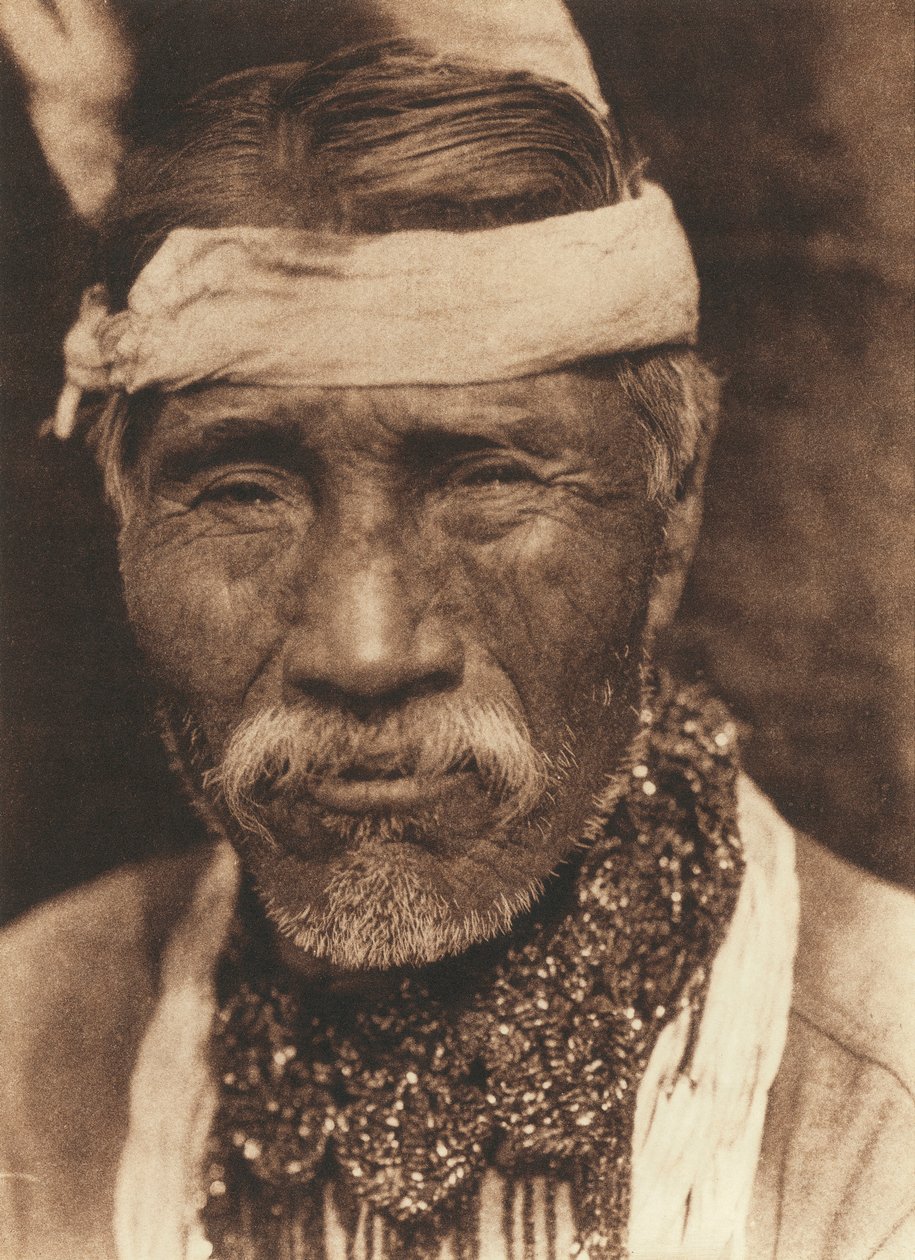 Zbliżenie starego północnoamerykańskiego Indianina widzianego od przodu autorstwa Edward Sheriff Curtis