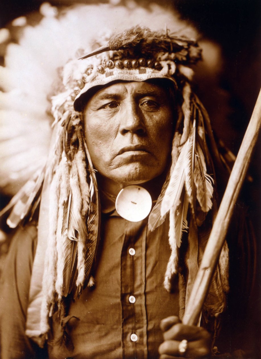 Curley, mężczyzna Apsaroke, w nakryciu głowy, ok. 1905, fot. Edward S. Curtis autorstwa Edward Sheriff Curtis