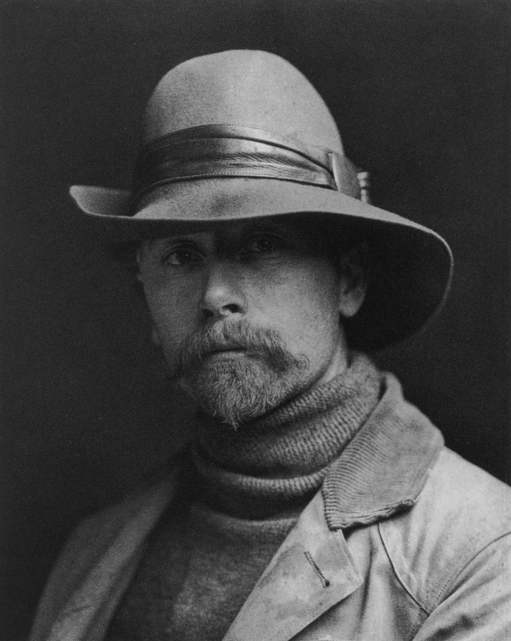 Edward S. Curtis (1868-1952) amerykański fotograf pracujący pod patronatem Johna Pierponta Morgana, interesował się Indianami i wydał o nich swego rodzaju encyklopedię („The North American Indian”) autorstwa Edward Sheriff Curtis