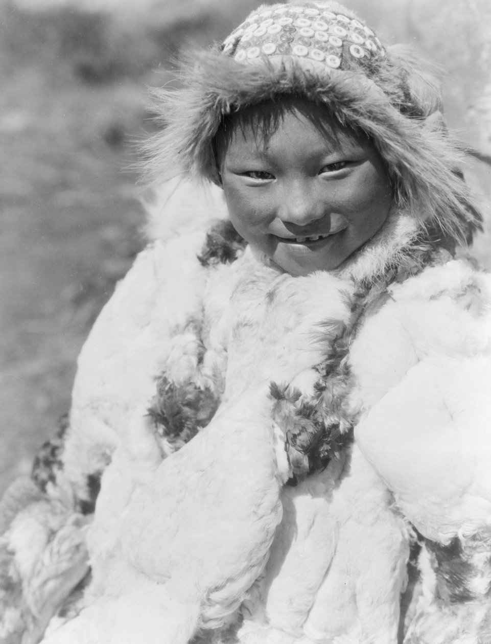 Eskimoskie dziecko zidentyfikowane jako Uyowutcha, prawdopodobnie z wyspy Nunivak na Alasce, ok. 1929 r. (zdjęcie czarno-białe) autorstwa Edward Sheriff Curtis