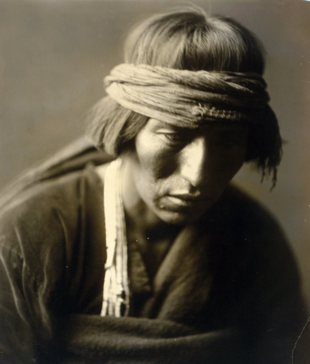 Hastobiga, szaman Navaho autorstwa Edward Sheriff Curtis