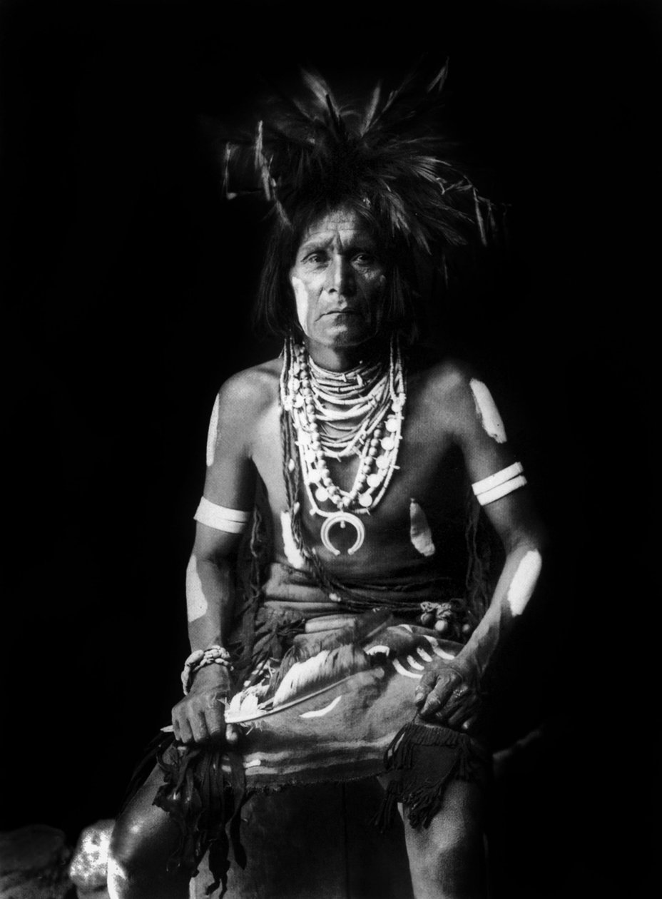 Indianin Hopi, noszący na szyi Naja, fot. Edward S. Curtis, ok. 1921 autorstwa Edward Sheriff Curtis