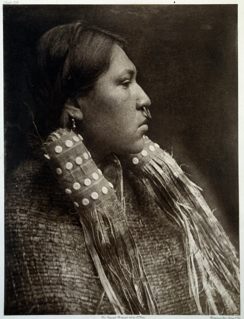 Indianie Ameryki: portret indyjskiej dziewczyny z kolczykiem w nosie autorstwa Edward Sheriff Curtis
