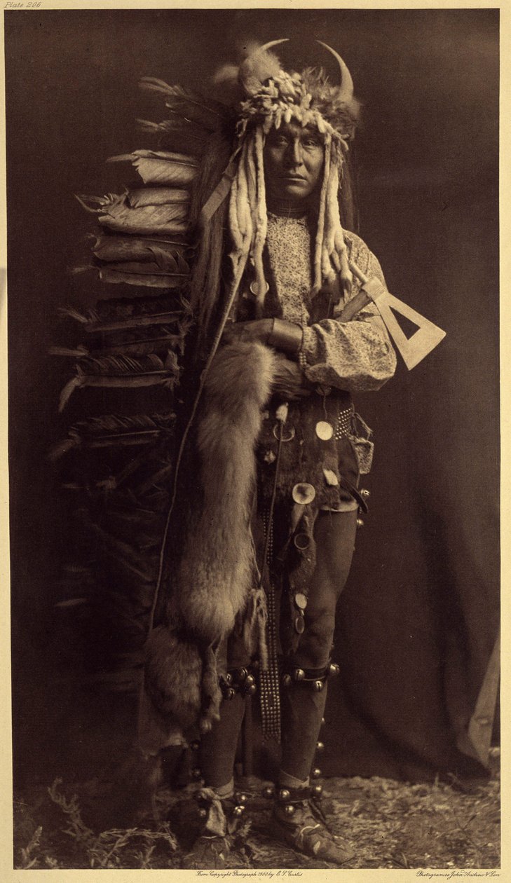 Żelazny Brześć, Piegan. Kostium członka Bulls, dawnego stowarzyszenia, które zaginęło na wiele lat autorstwa Edward Sheriff Curtis