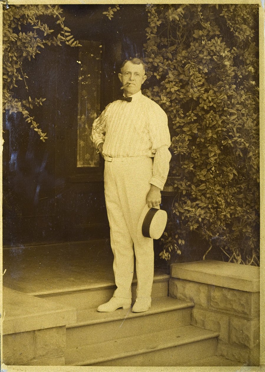 Mój ojciec, E. Curtis, wynalazca procesu Gold Tone, w naszym domu w Seattle w stanie Waszyngton autorstwa Edward Sheriff Curtis
