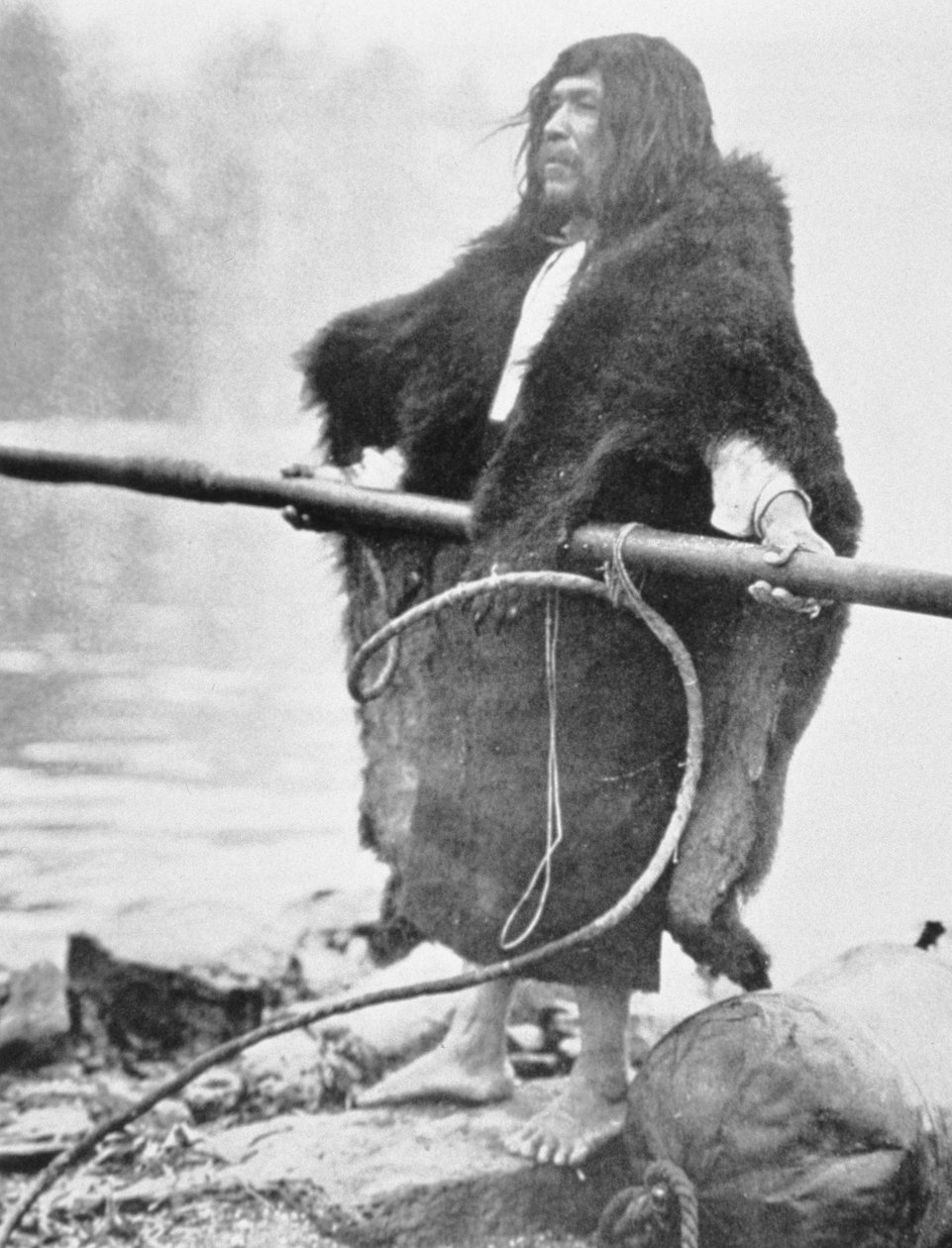 Indianin Nootka z harpunem wielorybniczym, ok. 1900 r. (zdjęcie czarno-białe) autorstwa Edward Sheriff Curtis
