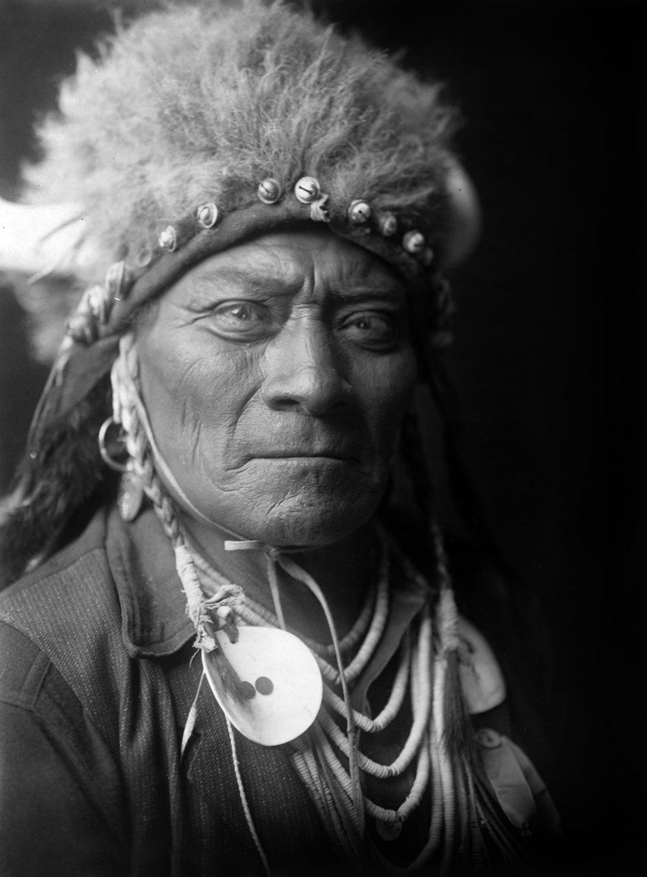 Jeden niebieski koralik, indyjski, ok. 1908, fot. Edward S. Curtis autorstwa Edward Sheriff Curtis