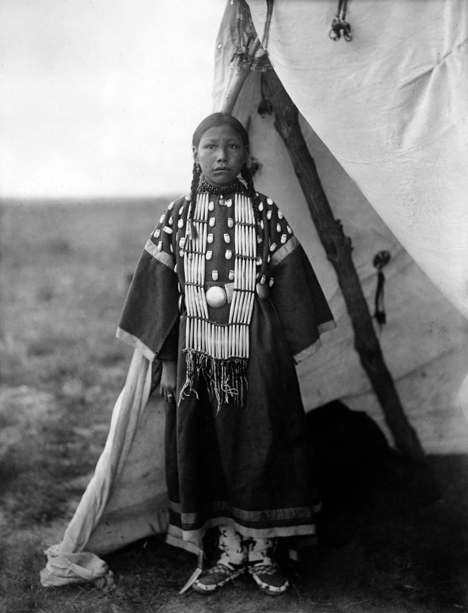 Rosa Lame Dog, kobieta z Dakoty stojąca w drzwiach tipi, ok. 1905, fot. Edward S. Curtis autorstwa Edward Sheriff Curtis