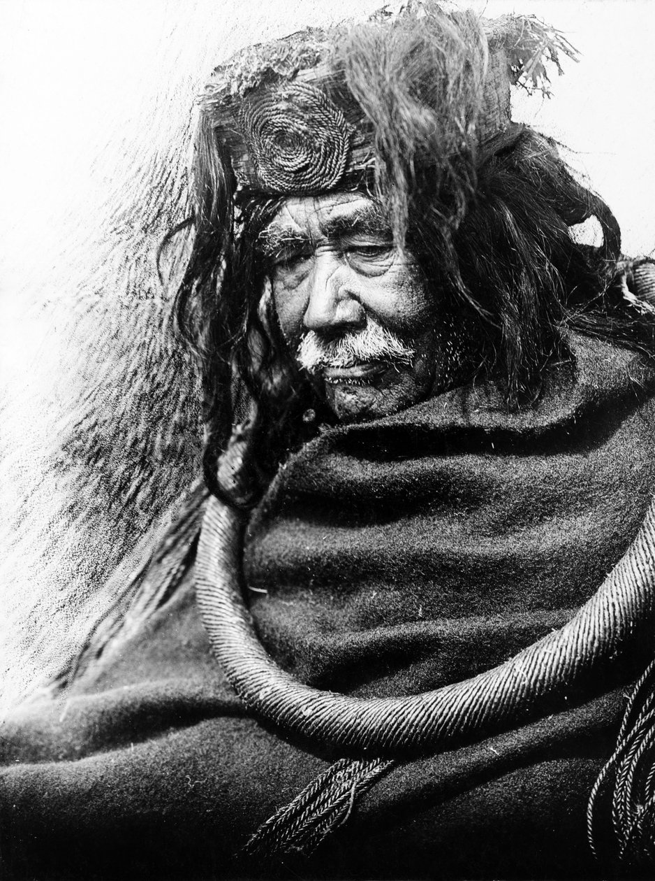 Hamatsa, Nakoaktok ok. 1910 Półpostaciowy portret mężczyzny Nakoaktok, zwróconego w lewo, noszącego ceremonialną pętlę z korzenia cedru. autorstwa Edward Sheriff Curtis