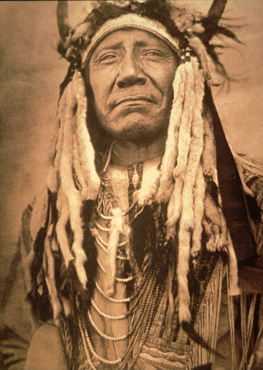 „Dwa księżyce” (czarno-białe zdjęcie) autorstwa Edward Sheriff Curtis