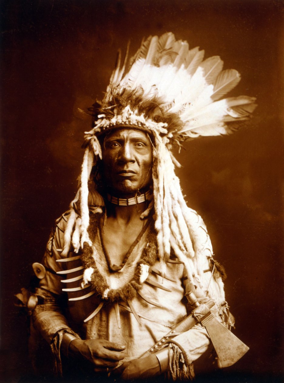 Ogon łasicy, Piegan, z tomahawkiem, ok. 1900, fot. Edward S. Curtis autorstwa Edward Sheriff Curtis