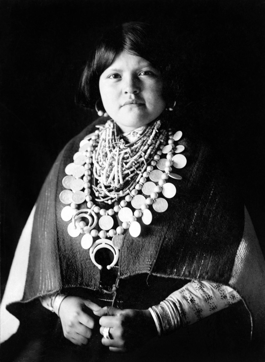 Młoda Indianka nosząca ozdoby Zuni, ok. 1903, fot. Edward S. Curtis autorstwa Edward Sheriff Curtis
