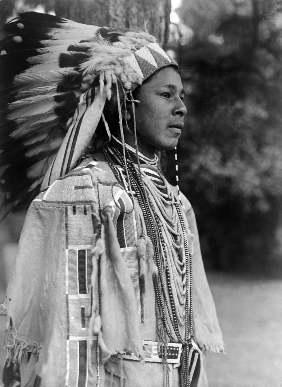 Młodzieniec w stroju świątecznym, Umatilla, ok. 1910, fot. Edward S. Curtis autorstwa Edward Sheriff Curtis