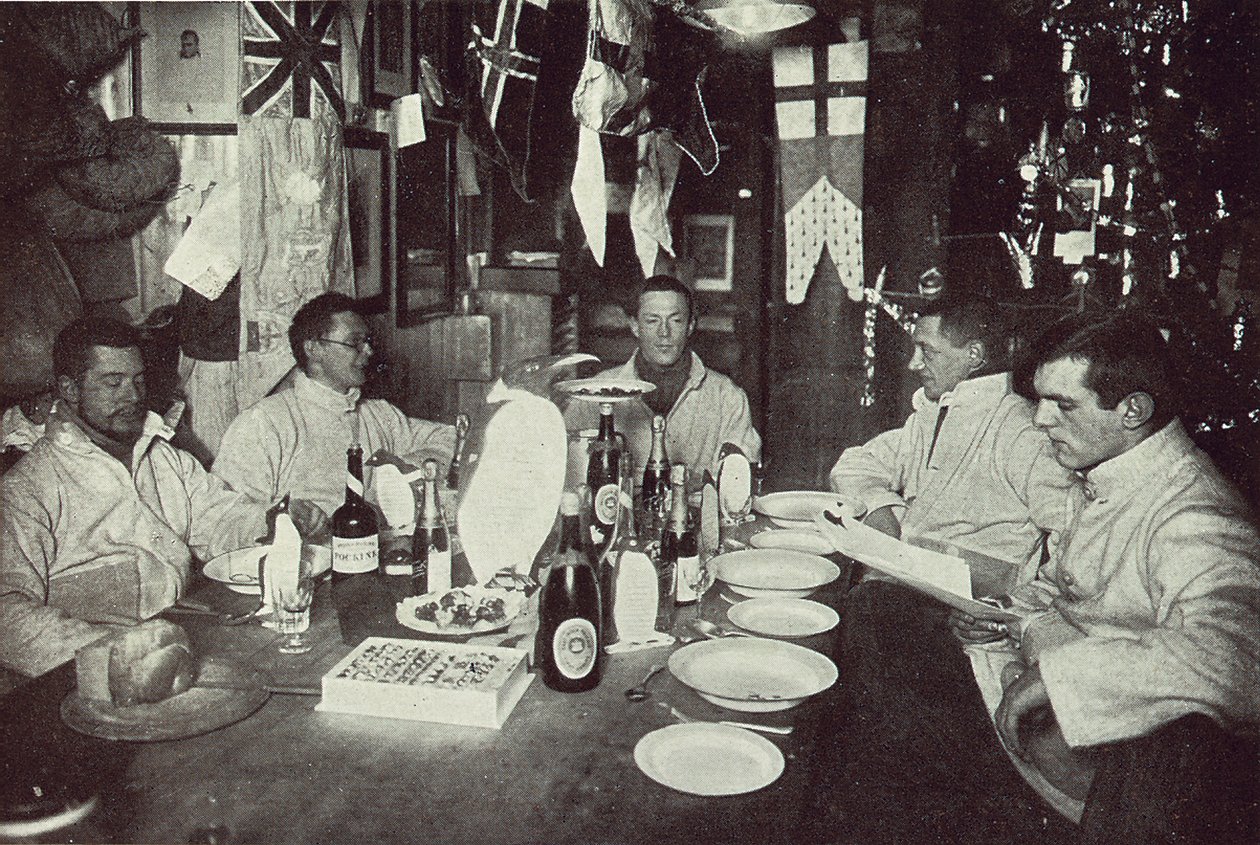 Oficerowie, kolacja z okazji Dnia Środka Zimy, Brytyjska Ekspedycja Antarktyczna, Cape Evans, 22 czerwca 1912 (zdjęcie czarno-białe) autorstwa Edward W. Nelson