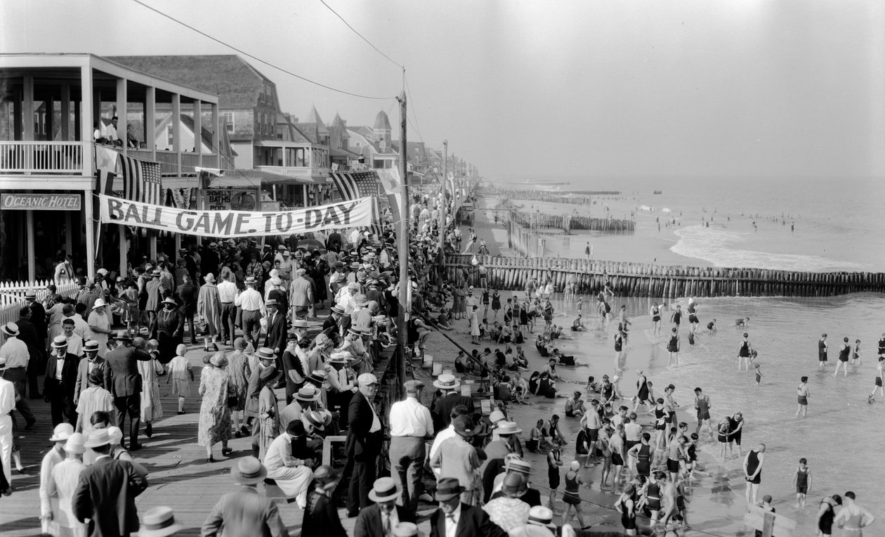 Wybrzeże Atlantic City latem z promenadą autorstwa Edwin L. Wisherd
