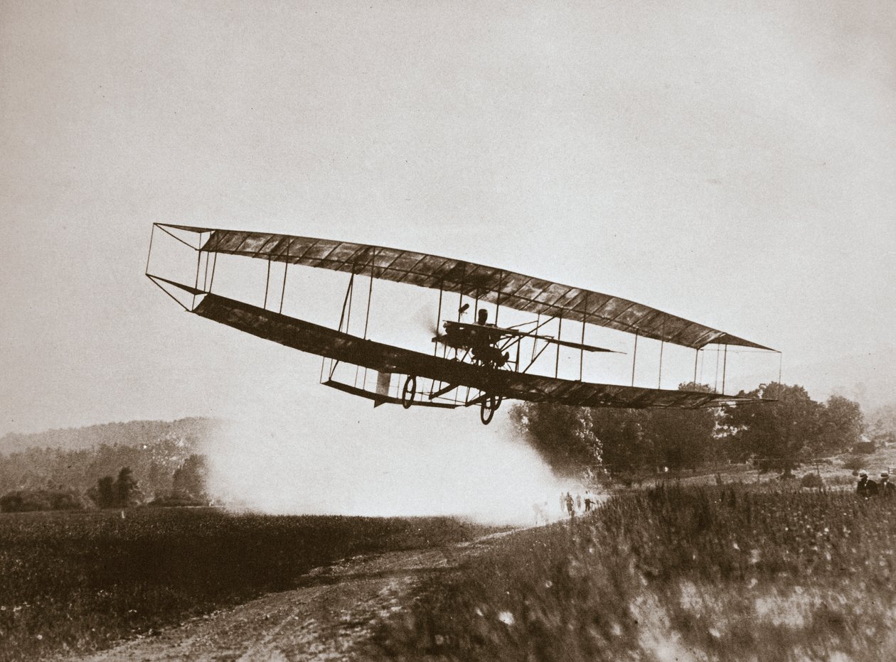 Amerykański lotnik Glenn Curtiss wykonuje pierwszy lot cięższy od powietrza swoim „June Bug”, 1908 autorstwa Edwin Levick