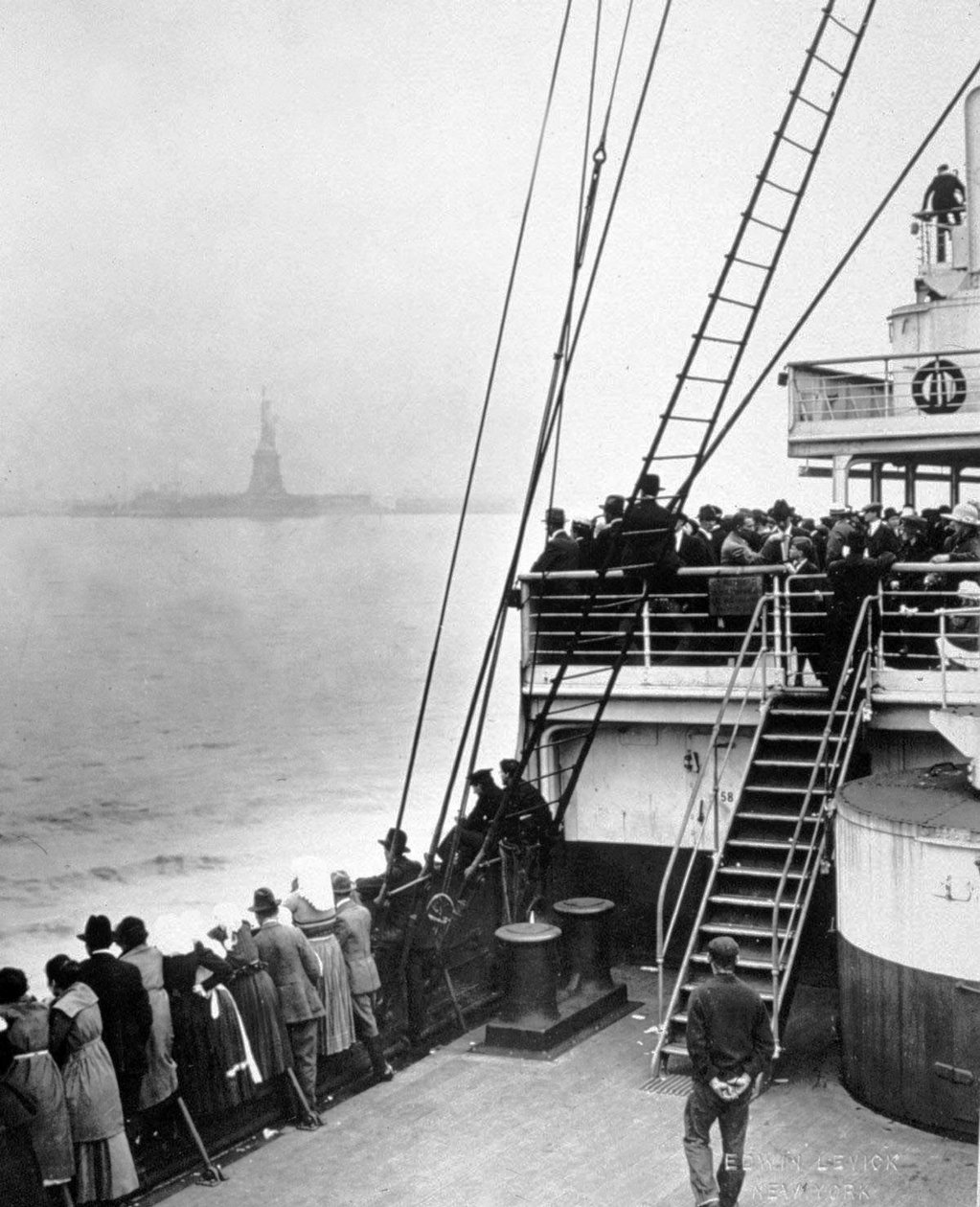 Przybycie imigrantów na Ellis Island w stanie Nowy Jork, fot. Edwin Levick, ok. 1905 autorstwa Edwin Levick