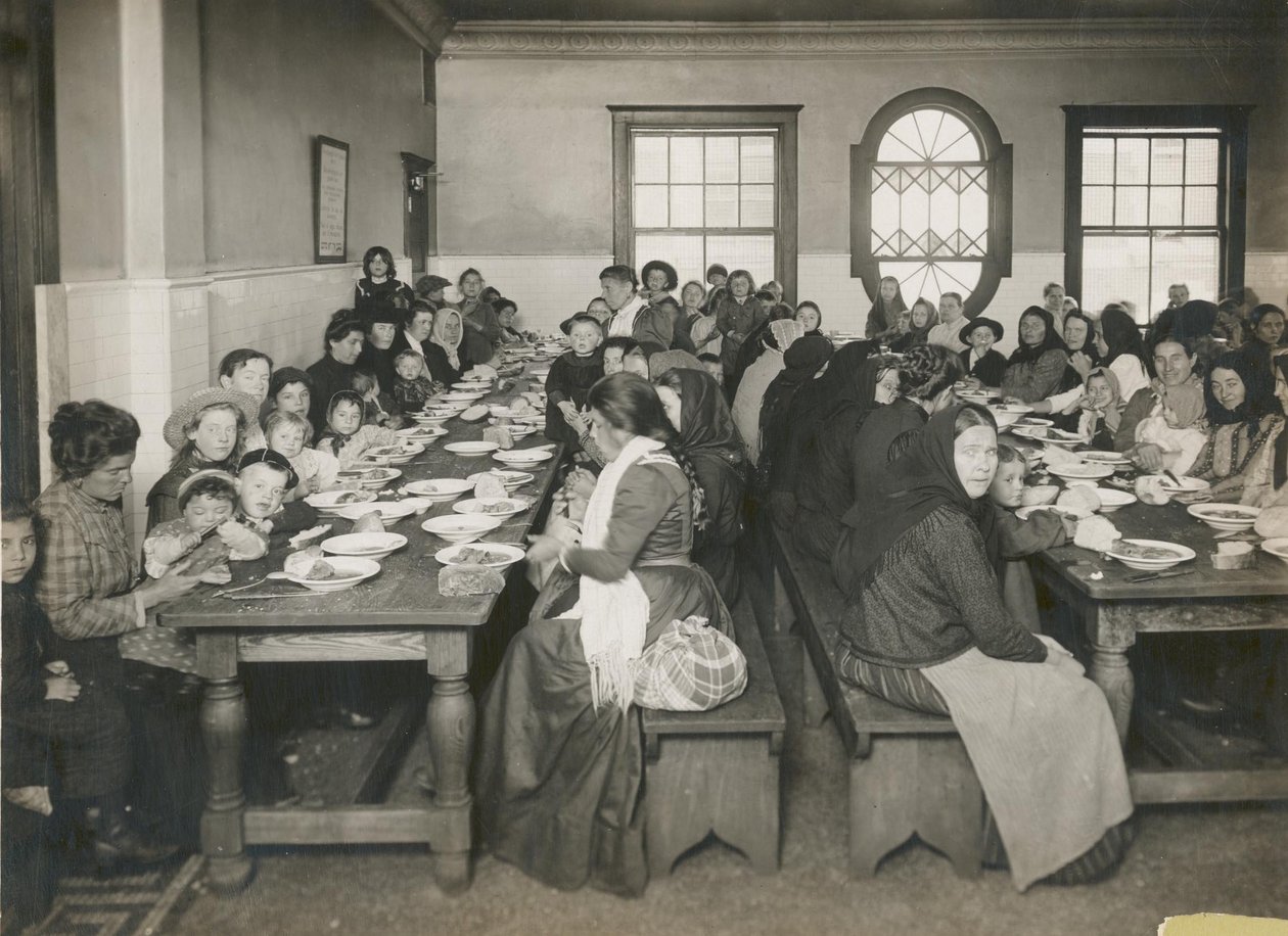 Imigranci podali darmowy posiłek na Ellis Island, ok. 1906 (zdjęcie czarno-białe) autorstwa Edwin Levick